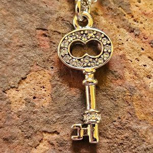 🗝️JUICY COUTURE Signature Key Necklace - NWOT🗝️